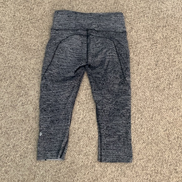 Lululemon black n white patterned Capri workout pant amazing sz 8 - Picture 4 of 5